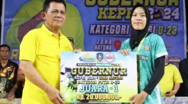 Disela-sela kunjungan kerja Gubenur Kepri H. Ansar Ahmad ke Kabupaten Natuna, ia menyempatkan diri untuk menutup secara resmi Kejuaraan Bola Voli Piala Gubernur Kepri Kategori Putri U-23 zona Kabupaten Natuna. Bertempat di Pantai Piwang, Selasa (7/5/2024) malam. Foto: Diskominfo Kepri
