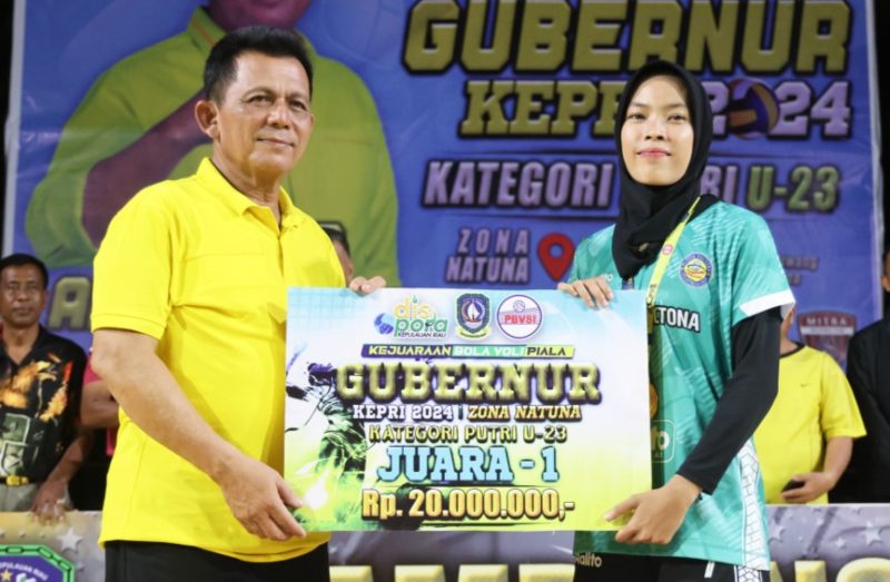 Disela-sela kunjungan kerja Gubenur Kepri H. Ansar Ahmad ke Kabupaten Natuna, ia menyempatkan diri untuk menutup secara resmi Kejuaraan Bola Voli Piala Gubernur Kepri Kategori Putri U-23 zona Kabupaten Natuna. Bertempat di Pantai Piwang, Selasa (7/5/2024) malam. Foto: Diskominfo Kepri