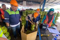 Upaya untuk mengantisipasi kecurangan pengisian tabung elpiji kemasan 3 Kg, Dinas Perdagangan dan Perindustrian (Disdagin) Kota Tanjungpinang lakukan pengecekan di SPBE PT. Bima Indraya. Foto: Diskominfo Tanjungpinang