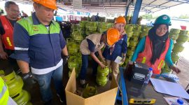 Upaya untuk mengantisipasi kecurangan pengisian tabung elpiji kemasan 3 Kg, Dinas Perdagangan dan Perindustrian (Disdagin) Kota Tanjungpinang lakukan pengecekan di SPBE PT. Bima Indraya. Foto: Diskominfo Tanjungpinang