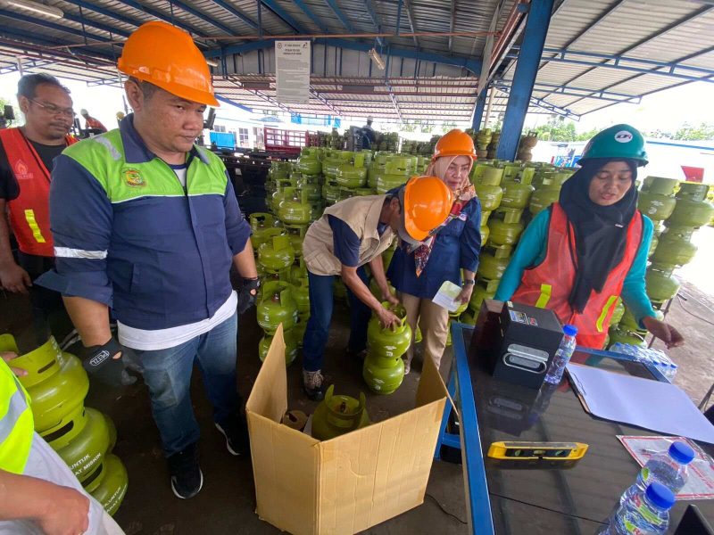 Upaya untuk mengantisipasi kecurangan pengisian tabung elpiji kemasan 3 Kg, Dinas Perdagangan dan Perindustrian (Disdagin) Kota Tanjungpinang lakukan pengecekan di SPBE PT. Bima Indraya. Foto: Diskominfo Tanjungpinang