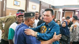 Gubernur Kepulauan Riau, H. Ansar Ahmad, menyerahkan bantuan sosial untuk korban bencana angin puting beliung dan kebakaran di Kabupaten Karimun secara simbolis di Gedung Serbaguna Nilamsari, Kantor Bupati Karimun, Kamis (30/5/2024). Foto: Diskominfo Kepri
