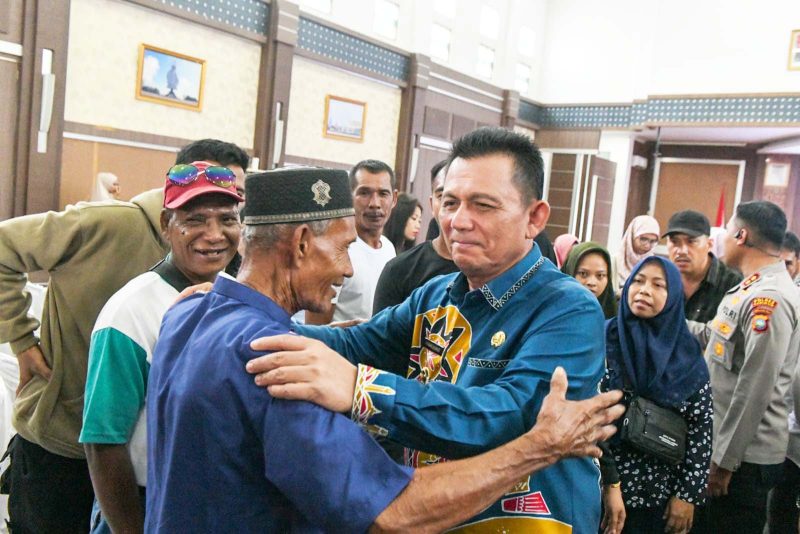 Gubernur Kepulauan Riau, H. Ansar Ahmad, menyerahkan bantuan sosial untuk korban bencana angin puting beliung dan kebakaran di Kabupaten Karimun secara simbolis di Gedung Serbaguna Nilamsari, Kantor Bupati Karimun, Kamis (30/5/2024). Foto: Diskominfo Kepri
