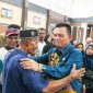 Gubernur Kepulauan Riau, H. Ansar Ahmad, menyerahkan bantuan sosial untuk korban bencana angin puting beliung dan kebakaran di Kabupaten Karimun secara simbolis di Gedung Serbaguna Nilamsari, Kantor Bupati Karimun, Kamis (30/5/2024). Foto: Diskominfo Kepri
