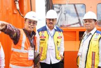 Gubernur Kepulauan Riau H. Ansar Ahmad bersama Kepala Balai Pelaksanaan Jalan Kepri Stanley Citoro Haggard Tuapattinaja menekan tombol sirine di atas kapal MV Trinity Surveyor sebagai tanda dimulainya survey penyelidikan kedalaman tanah Jembatan Batam-Bintan di perairan Tanjung Sauh, Batam, Senin (27/5/2024). Foto: Diskominfo Kepri