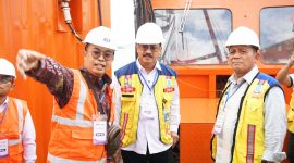 Gubernur Kepulauan Riau H. Ansar Ahmad bersama Kepala Balai Pelaksanaan Jalan Kepri Stanley Citoro Haggard Tuapattinaja menekan tombol sirine di atas kapal MV Trinity Surveyor sebagai tanda dimulainya survey penyelidikan kedalaman tanah Jembatan Batam-Bintan di perairan Tanjung Sauh, Batam, Senin (27/5/2024). Foto: Diskominfo Kepri