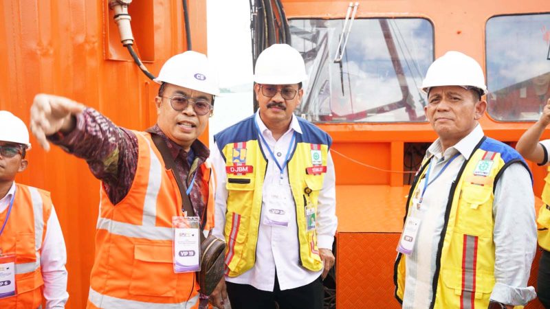Gubernur Kepulauan Riau H. Ansar Ahmad bersama Kepala Balai Pelaksanaan Jalan Kepri Stanley Citoro Haggard Tuapattinaja menekan tombol sirine di atas kapal MV Trinity Surveyor sebagai tanda dimulainya survey penyelidikan kedalaman tanah Jembatan Batam-Bintan di perairan Tanjung Sauh, Batam, Senin (27/5/2024). Foto: Diskominfo Kepri