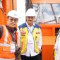 Gubernur Kepulauan Riau H. Ansar Ahmad bersama Kepala Balai Pelaksanaan Jalan Kepri Stanley Citoro Haggard Tuapattinaja menekan tombol sirine di atas kapal MV Trinity Surveyor sebagai tanda dimulainya survey penyelidikan kedalaman tanah Jembatan Batam-Bintan di perairan Tanjung Sauh, Batam, Senin (27/5/2024). Foto: Diskominfo Kepri