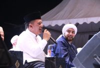 Gubernur Ansar bersama Habib Syech Bin Abdul Qadir Assegaf dalam acara Tabligh Akbar bertempat di Lapangan Parkir Downtown Harbour Bay Kota Batam. Foto: Diskominfo Kepri