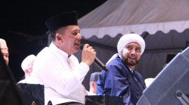 Gubernur Ansar bersama Habib Syech Bin Abdul Qadir Assegaf dalam acara Tabligh Akbar bertempat di Lapangan Parkir Downtown Harbour Bay Kota Batam. Foto: Diskominfo Kepri