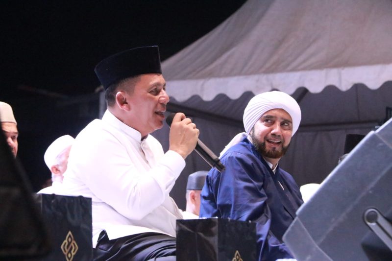 Gubernur Ansar bersama Habib Syech Bin Abdul Qadir Assegaf dalam acara Tabligh Akbar bertempat di Lapangan Parkir Downtown Harbour Bay Kota Batam. Foto: Diskominfo Kepri