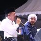 Gubernur Ansar bersama Habib Syech Bin Abdul Qadir Assegaf dalam acara Tabligh Akbar bertempat di Lapangan Parkir Downtown Harbour Bay Kota Batam. Foto: Diskominfo Kepri