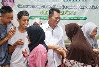 Masyarakat Tiban Kampung Kota Batam tampak antusias menyambut kehadiran Gubernur Kepri H. Ansar Ahmad dalam kegiatan silaturahmi yang disejalankan dengan halal-bihalal Gubernur Kepri bersama masyarakat setempat pada Kamis (2/5/2024). Foto: Diskominfo Kepri 