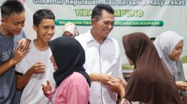 Masyarakat Tiban Kampung Kota Batam tampak antusias menyambut kehadiran Gubernur Kepri H. Ansar Ahmad dalam kegiatan silaturahmi yang disejalankan dengan halal-bihalal Gubernur Kepri bersama masyarakat setempat pada Kamis (2/5/2024). Foto: Diskominfo Kepri 