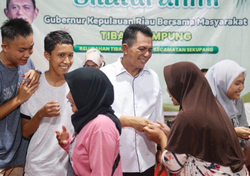 Masyarakat Tiban Kampung Kota Batam tampak antusias menyambut kehadiran Gubernur Kepri H. Ansar Ahmad dalam kegiatan silaturahmi yang disejalankan dengan halal-bihalal Gubernur Kepri bersama masyarakat setempat pada Kamis (2/5/2024). Foto: Diskominfo Kepri