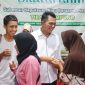 Masyarakat Tiban Kampung Kota Batam tampak antusias menyambut kehadiran Gubernur Kepri H. Ansar Ahmad dalam kegiatan silaturahmi yang disejalankan dengan halal-bihalal Gubernur Kepri bersama masyarakat setempat pada Kamis (2/5/2024). Foto: Diskominfo Kepri 