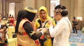Ketua Dewan Kerajinan Nasional Daerah (Dekranasda) Provinsi Kepulauan Riau Hj. Dewi Kumalasari Ansar menghadiri acara Peringatan Syukuran Hari Ulang Tahun (HUT) ke-44 Dekranas dan Peresmian Pembukaan Expo Dekranas Tahun 2024 di Ballroom Hotel Alila Solo, Rabu (15/5). Foto: Diskominfo Kepri
