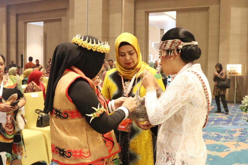 Ketua Dewan Kerajinan Nasional Daerah (Dekranasda) Provinsi Kepulauan Riau Hj. Dewi Kumalasari Ansar menghadiri acara Peringatan Syukuran Hari Ulang Tahun (HUT) ke-44 Dekranas dan Peresmian Pembukaan Expo Dekranas Tahun 2024 di Ballroom Hotel Alila Solo, Rabu (15/5). Foto: Diskominfo Kepri