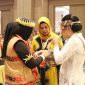 Ketua Dewan Kerajinan Nasional Daerah (Dekranasda) Provinsi Kepulauan Riau Hj. Dewi Kumalasari Ansar menghadiri acara Peringatan Syukuran Hari Ulang Tahun (HUT) ke-44 Dekranas dan Peresmian Pembukaan Expo Dekranas Tahun 2024 di Ballroom Hotel Alila Solo, Rabu (15/5). Foto: Diskominfo Kepri