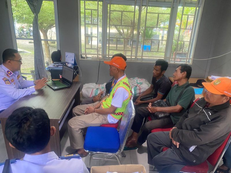 Dalam rangka memastikan pelayanan dan meningkatkan pemahaman SDM Juru Parkir yang ada di Kota Tanjungpinang, Dinas Perhubungan (Dishub) Kota Tanjungpinang menjelaskan bahwa bimbingan teknis kepada Juru Parkir yang berada dibawah pembinaan UPTD Perparkiran selalu dilaksanakan. Foto: Diskominfo Tanjungpinang