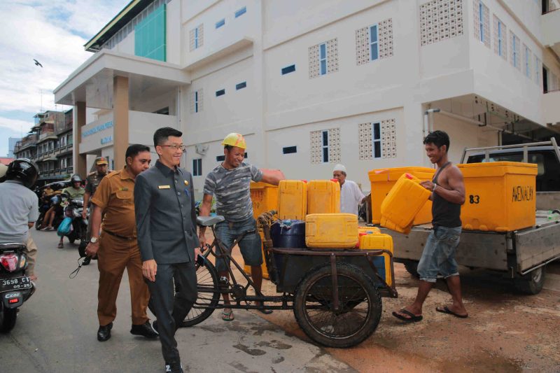 Pj Wali Kota Tanjungpinang Hasan saat meninjau Pasar Encik Puan. Foto: Diskominfo Tanjungpinang