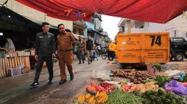 Pemerintah Kota (Pemko) Tanjungpinang mengambil langkah tegas untuk menertibkan para Pedagang Kaki Lima (PKL) yang masih berjualan di Lorong Gambir. Hal ini sejalan dengan upaya pemko untuk mengoptimalkan pemanfaatan Pasar Encik Puan Perak sebagai pusat perdagangan utama di ibukota Kepulauan Riau. Foto: Diskominfo Tanjungpinang