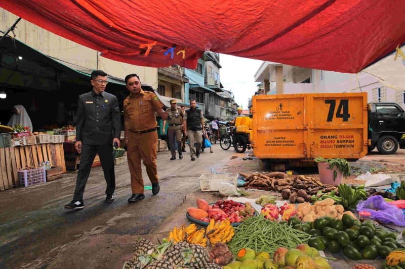 Pemerintah Kota (Pemko) Tanjungpinang mengambil langkah tegas untuk menertibkan para Pedagang Kaki Lima (PKL) yang masih berjualan di Lorong Gambir. Hal ini sejalan dengan upaya pemko untuk mengoptimalkan pemanfaatan Pasar Encik Puan Perak sebagai pusat perdagangan utama di ibukota Kepulauan Riau. Foto: Diskominfo Tanjungpinang