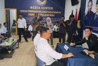 Tim Amsakar Achmad saat mengambil formulir calon kepala daerah di kantor DPW Partai NasDem Kepri. Foto: INIKEPRI.COM