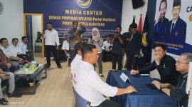 Tim Amsakar Achmad saat mengambil formulir calon kepala daerah di kantor DPW Partai NasDem Kepri. Foto: INIKEPRI.COM