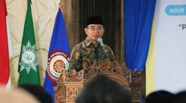 Menko PMK Muhadjir Effendy saat memberikan sambutan dalam Seminar Nasional Hybrid Dies Natalis Ke-2 Universitas Muhammadiyah Karanganyar (UMUKA) Solo. Foto: Kemenko PMK