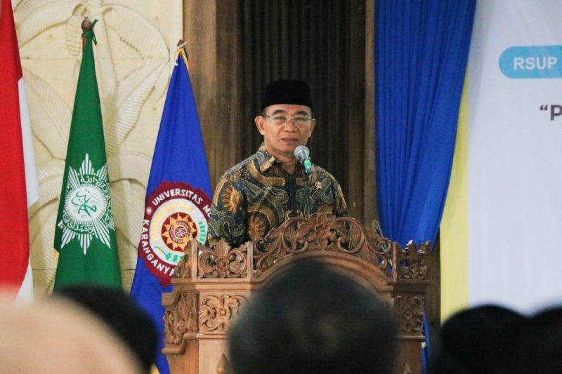 Menko PMK Muhadjir Effendy saat memberikan sambutan dalam Seminar Nasional Hybrid Dies Natalis Ke-2 Universitas Muhammadiyah Karanganyar (UMUKA) Solo. Foto: Kemenko PMK
