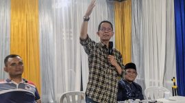Amsakar Achmad saat bertemu dengan relawannya. Foto: INIKEPRI.COM