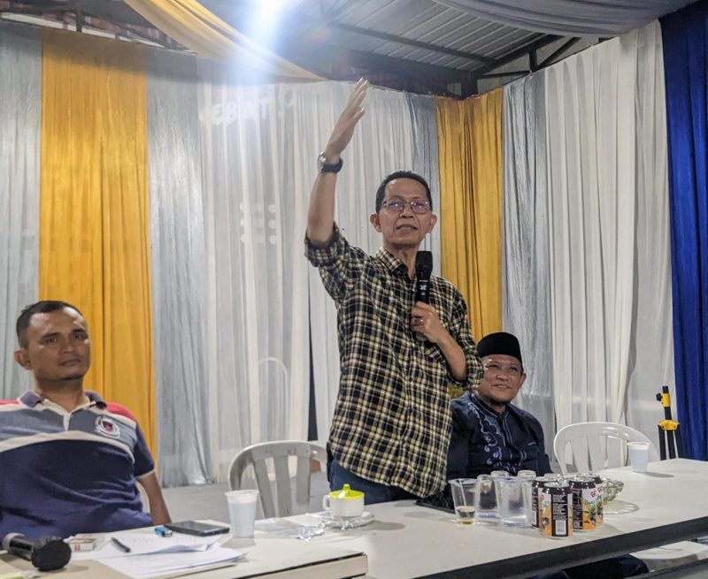 Amsakar Achmad saat bertemu dengan relawannya. Foto: INIKEPRI.COM