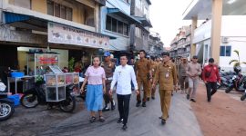 Keseriusan Penjabat Wali Kota Tanjungpinang Hasan, S.Sos menata kawasan Pasar Baru, melalui penertiban pedagang kaki lima, meja, dan lapak yang memakan badan jalan memperlihatkan hasil. Dimulai sejak Senin (13/5) dini hari, dan dilanjutkan kembali Selasa (14/5), kegiatan penertiban itu mampu membuat jalan lingkungan di kawasan Pasar Baru semakin bersih dan rapi. Foto: Diskominfo Tanjungpinang