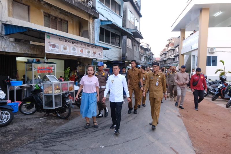 Keseriusan Penjabat Wali Kota Tanjungpinang Hasan, S.Sos menata kawasan Pasar Baru, melalui penertiban pedagang kaki lima, meja, dan lapak yang memakan badan jalan memperlihatkan hasil. Dimulai sejak Senin (13/5) dini hari, dan dilanjutkan kembali Selasa (14/5), kegiatan penertiban itu mampu membuat jalan lingkungan di kawasan Pasar Baru semakin bersih dan rapi. Foto: Diskominfo Tanjungpinang