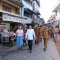 Keseriusan Penjabat Wali Kota Tanjungpinang Hasan, S.Sos menata kawasan Pasar Baru, melalui penertiban pedagang kaki lima, meja, dan lapak yang memakan badan jalan memperlihatkan hasil. Dimulai sejak Senin (13/5) dini hari, dan dilanjutkan kembali Selasa (14/5), kegiatan penertiban itu mampu membuat jalan lingkungan di kawasan Pasar Baru semakin bersih dan rapi. Foto: Diskominfo Tanjungpinang