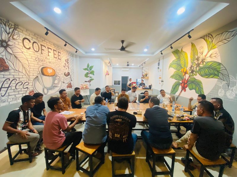 Rapat pengurus BPD KKSS Kota Batam, Selasa (14/5/24) malam, di Dil Div Cafe Batam Centre, Kota Batam. Foto: INIKEPRI.COM