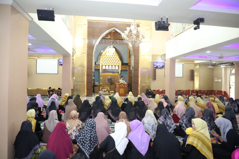 Wakil Wali Kota Batam Amsakar Achmad, saat menghadiri kegiatan Seminar dari seluruh majelis Ta'lim se-Kecamatan Batu Aji, yang digelar oleh Muslimah Darussalam di Perumahan Muka Kuning Indah 1, Minggu (19/5/2024) pagi. Foto: INIKEPRI.COM