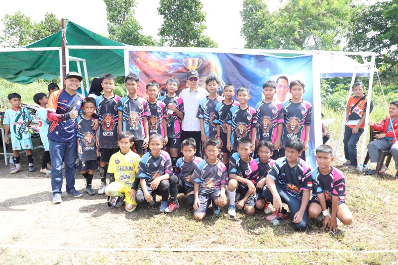 Wakil Wali Kota Batam Amsakar Achmad saat menutup turnamen sepak bola