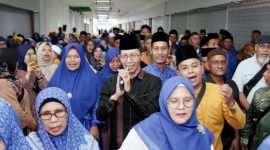 Wakil Wali Kota Batam Amsakar Achmad saat melepas keberangkatan jama'ah haji dari Pulau Terung. Foto: INIKEPRI.COM