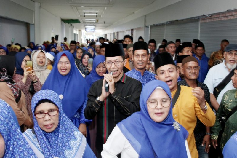 Wakil Wali Kota Batam Amsakar Achmad saat melepas keberangkatan jama'ah haji dari Pulau Terung. Foto: INIKEPRI.COM