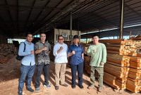 Ketua Koperasi HKTI TAMARA Pusat Mayjen TNI (Purn) Winston P. Simanjuntak, M.Si, S.IP saat melihat proses pengolahan kayu di PT NPA. Foto: INIKEPRI.COM