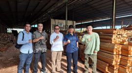 Ketua Koperasi HKTI TAMARA Pusat Mayjen TNI (Purn) Winston P. Simanjuntak, M.Si, S.IP saat melihat proses pengolahan kayu di PT NPA. Foto: INIKEPRI.COM