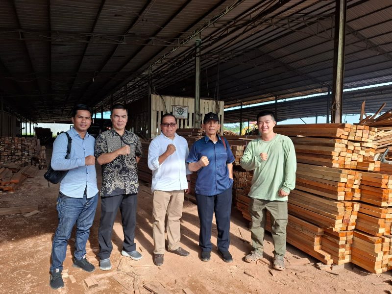Ketua Koperasi HKTI TAMARA Pusat Mayjen TNI (Purn) Winston P. Simanjuntak, M.Si, S.IP saat melihat proses pengolahan kayu di PT NPA. Foto: INIKEPRI.COM