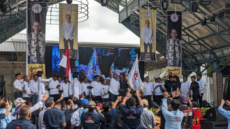 Pengukuhan Tim Amsakar Achmad di Pakuba. Foto: INIKEPRI.COM