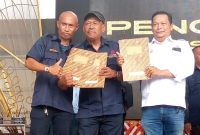 M. Yusuf S (Kiri) saat pengukuhan Tim Amsakar Achmad se-Kota Batam. Foto: Istimewa