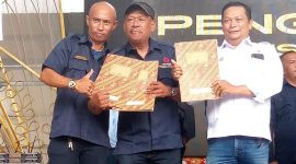 M. Yusuf S (Kiri) saat pengukuhan Tim Amsakar Achmad se-Kota Batam. Foto: Istimewa