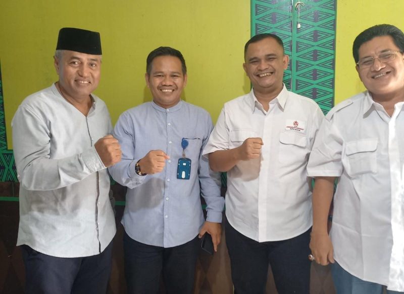 Tim Amsakar Achmad bersama lurah Tanjungriau. Foto: INIKEPRI.COM