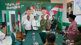 Amsakar Achmad menyerahkan berkas pendaftaran ke ketua DPC PKB Kota Batam Surya Makmur Nasution. Foto: INIKEPRI.COM