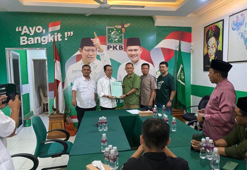 Amsakar Achmad menyerahkan berkas pendaftaran ke ketua DPC PKB Kota Batam Surya Makmur Nasution. Foto: INIKEPRI.COM
